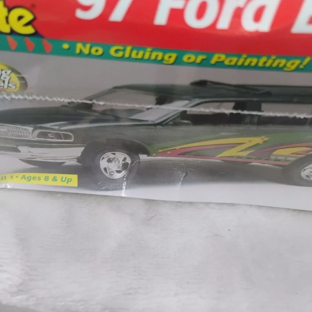 Revell Monogram SnapTite 97 Ford Expedition 1:25 Scale Model Kit 85-6440 New